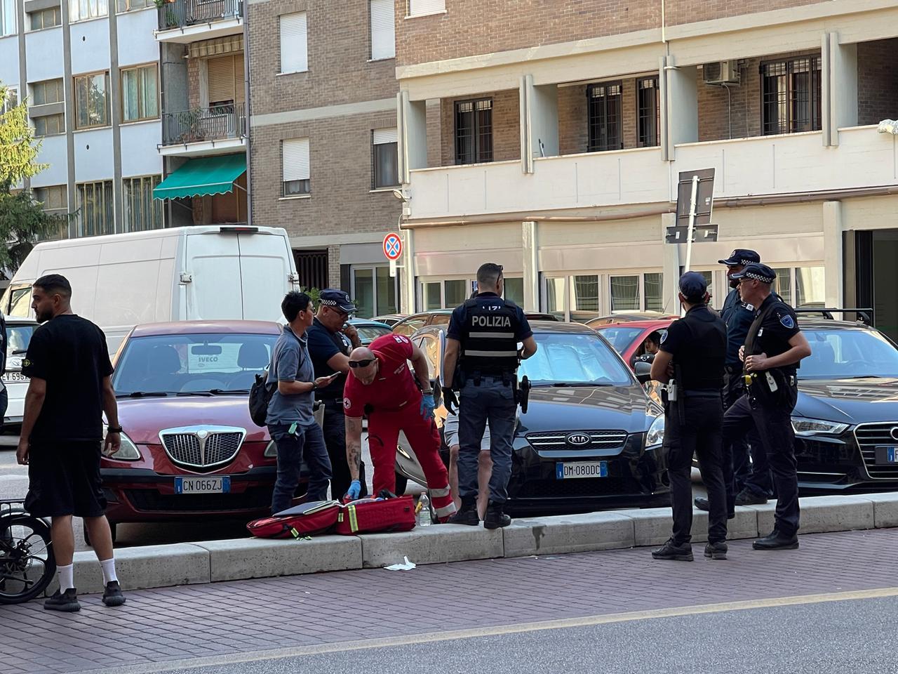 Scontro violento in zona stazione a Ferrara: spunta un coltello, due feriti