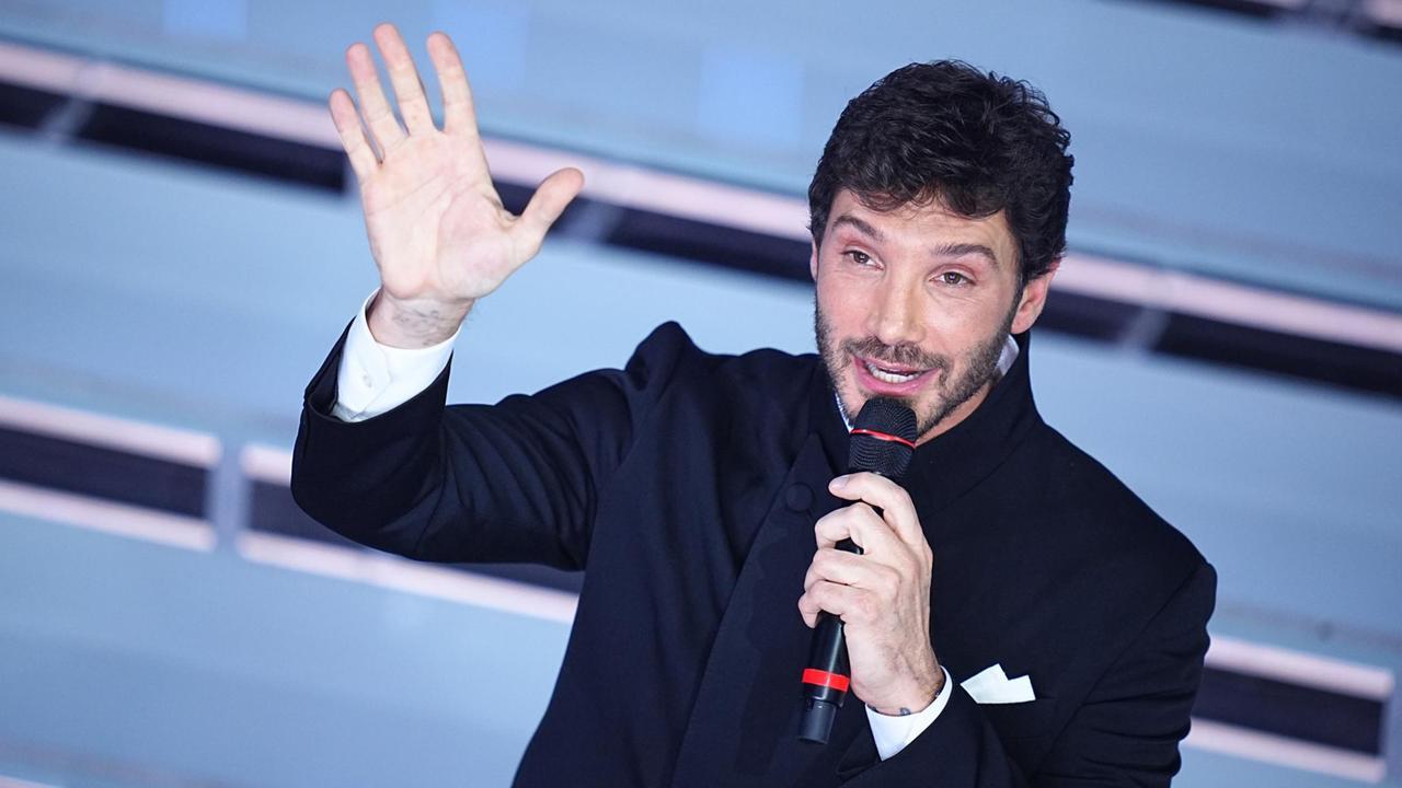 Sanremo 2027, meno cantanti e più spettacolo: la nuova formula pensata per De Martino