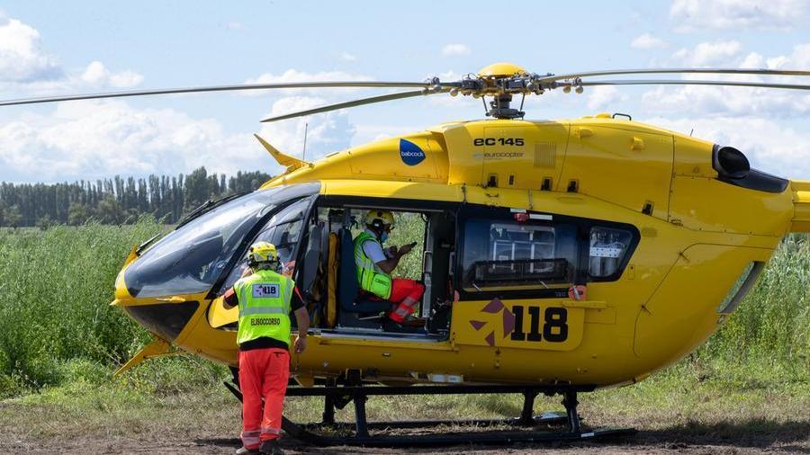 L'operaio è stato trasportato in elisoccorso all'ospedale di Baggiovara