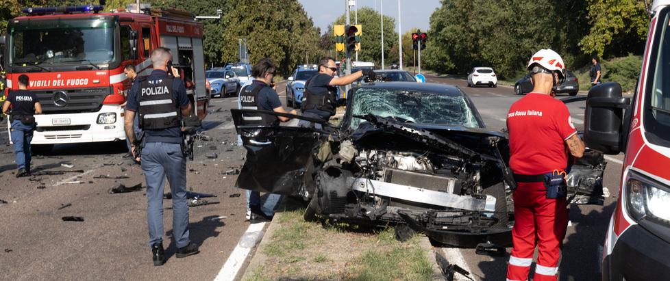 Fuga in viale Italia, dalla “sfida” alla polizia alle scuse dopo lo schianto: «Ho avuto paura»