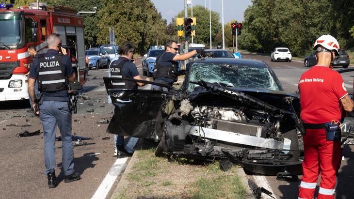 L'auto su cui viaggiava il 21enne dopo lo schianto