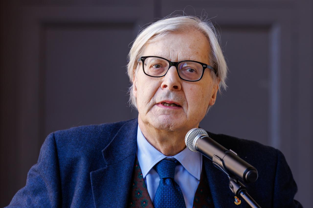 Vittorio Sgarbi ricoverato in terapia intensiva Gemelli di Roma