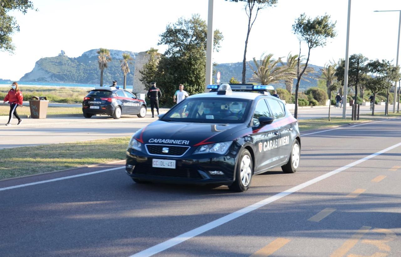 Ruba lo zaino al turista in spiaggia, arrestato grazie al Gps