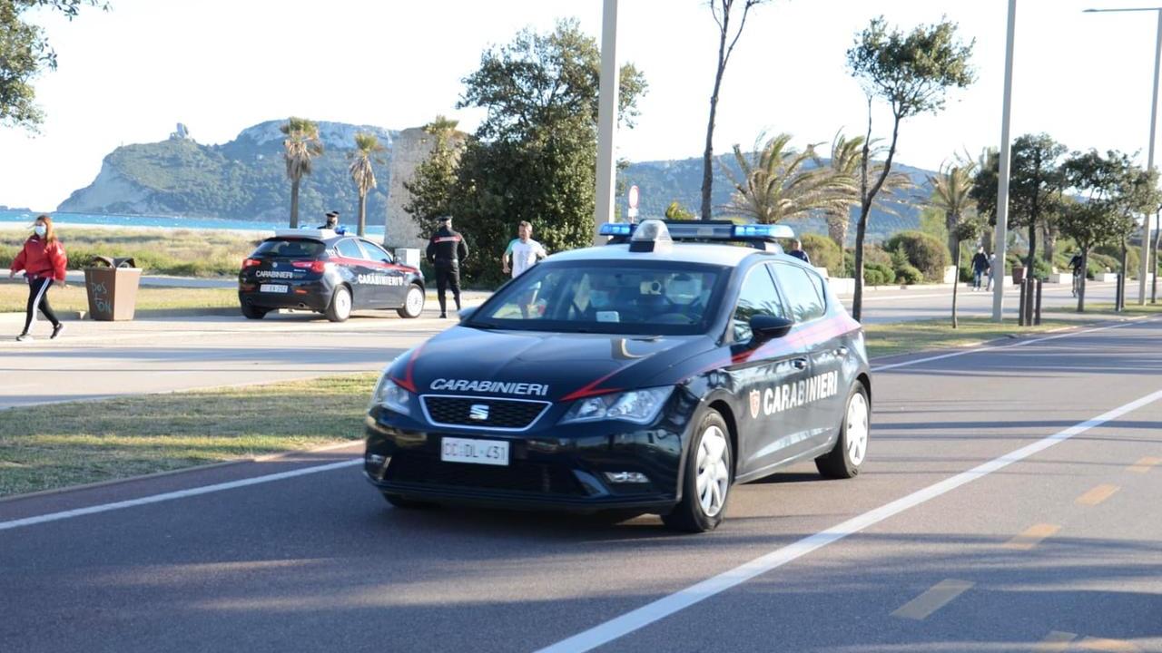 Ruba lo zaino al turista in spiaggia, arrestato grazie al Gps