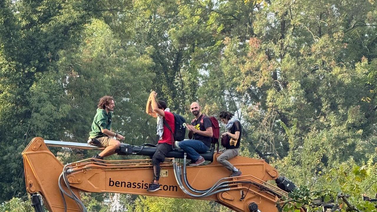 Bosco Ospizio: gli attivisti bloccano le ruspe, la polizia li porta fuori