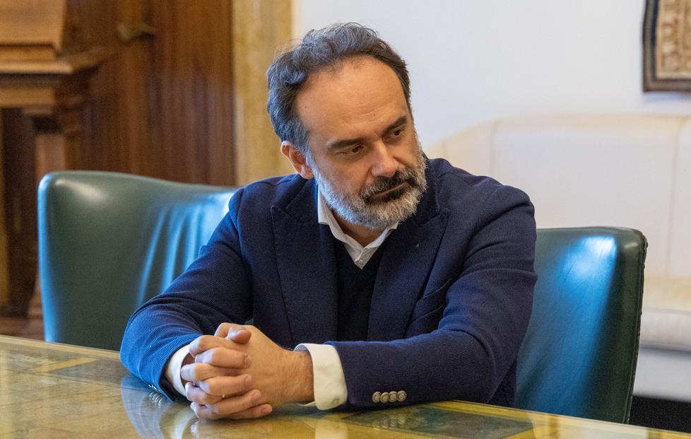 Coltellata all’Ariosto di Ferrara, il liceo: «Colpiti i nostri valori»