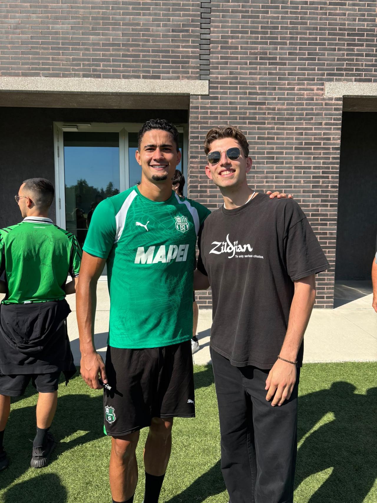 
	Simone Cinquegrano con un tifoso del Sassuolo

