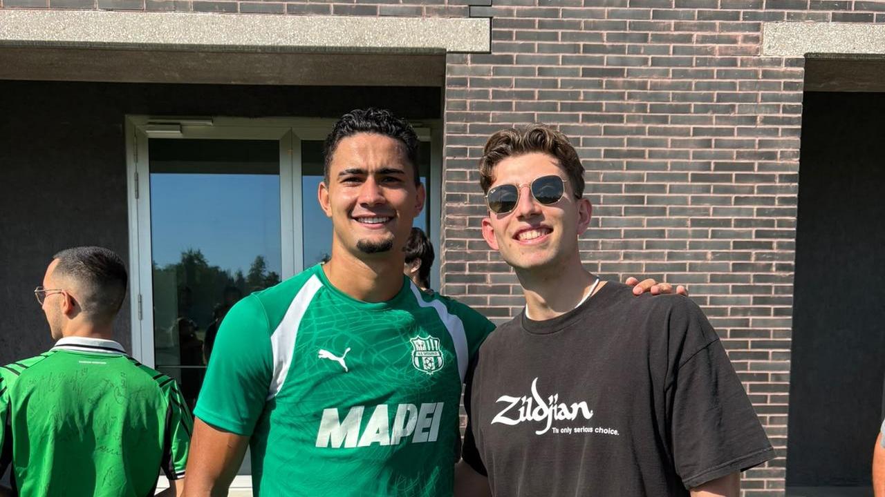 Simone Cinquegrano con un tifoso del Sassuolo