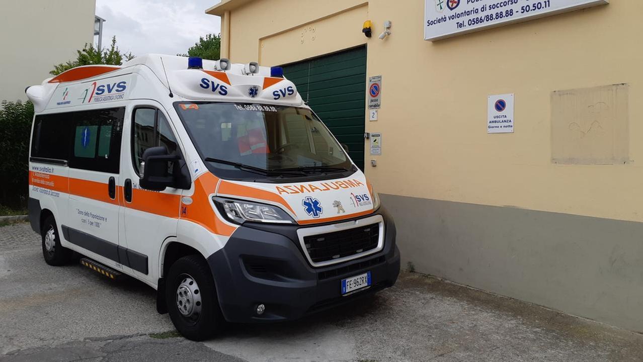 Un'ambulanza della Svs di Ardenza (foto d'archivio)