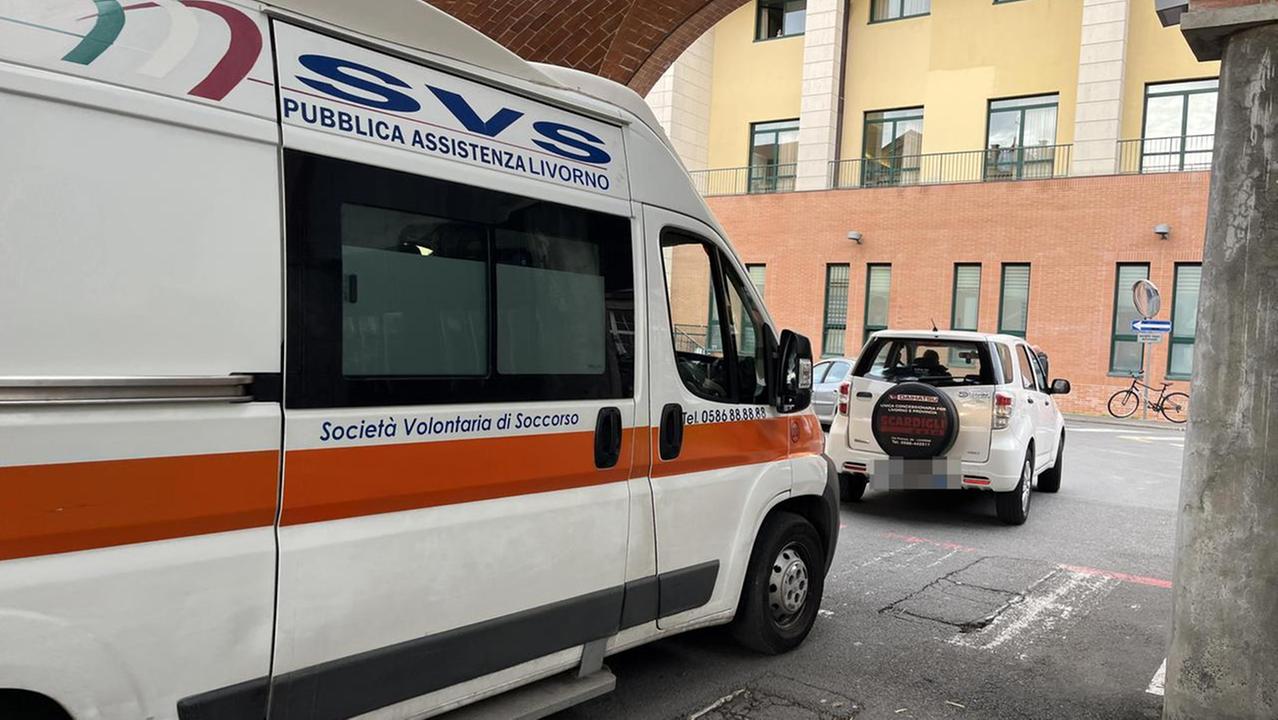 Un'ambulanza della Svs in arrivo al pronto soccorso labronico (foto d'archivio)