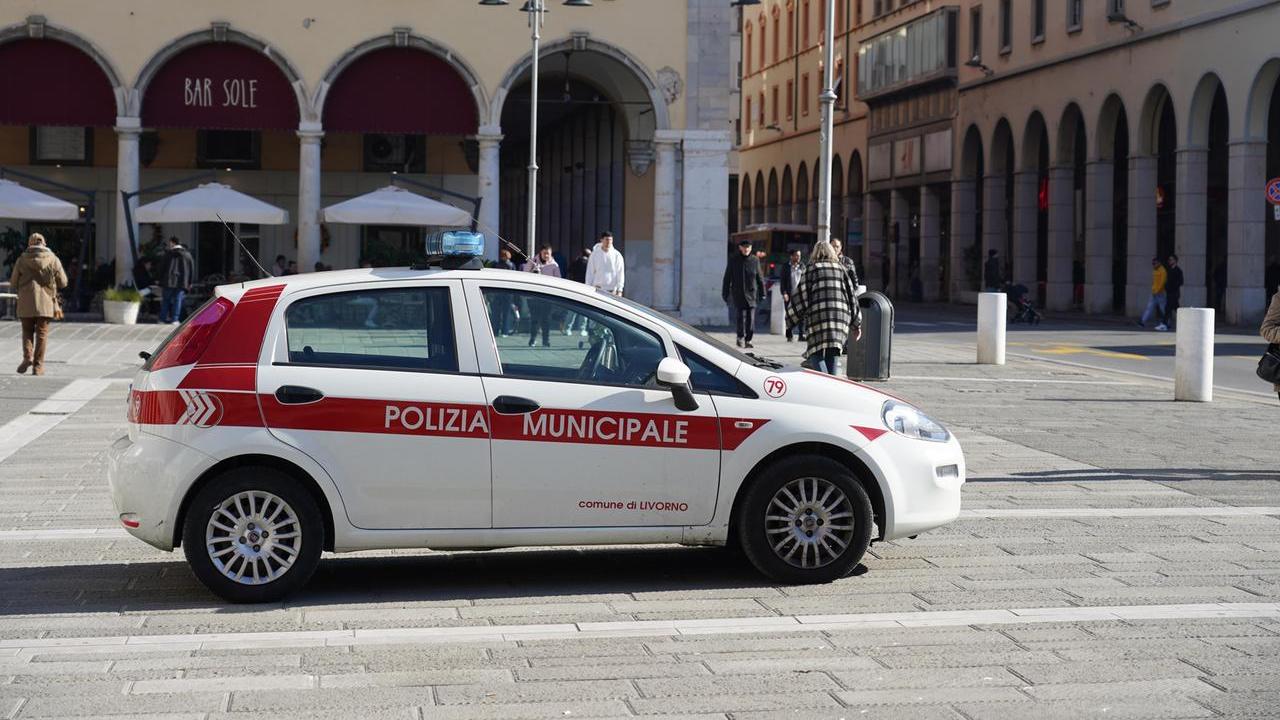 Una pattuglia della polizia municipale (foto d'archivio)