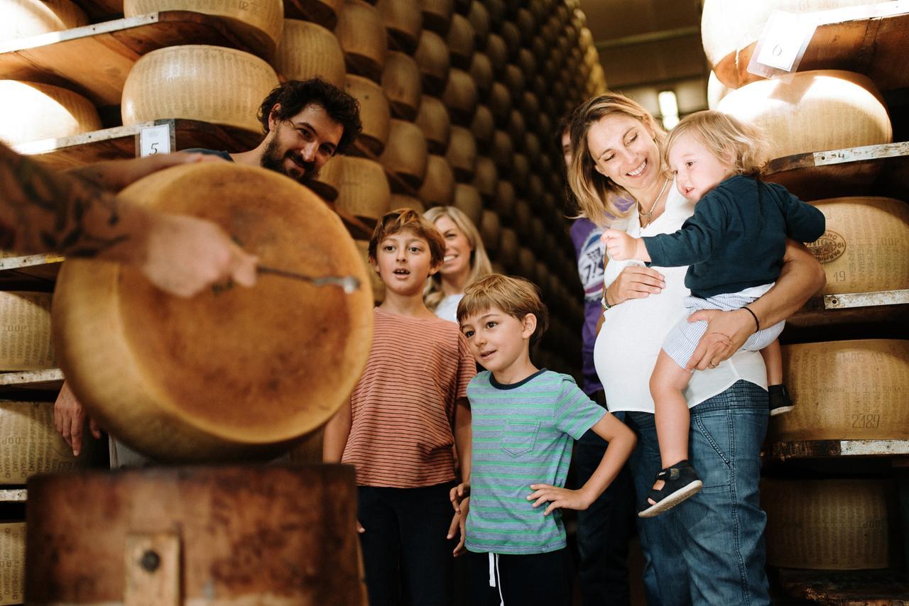Il Parmigiano Reggiano diventa una destinazione turistica: obiettivo 300mila visitatori nei caseifici
