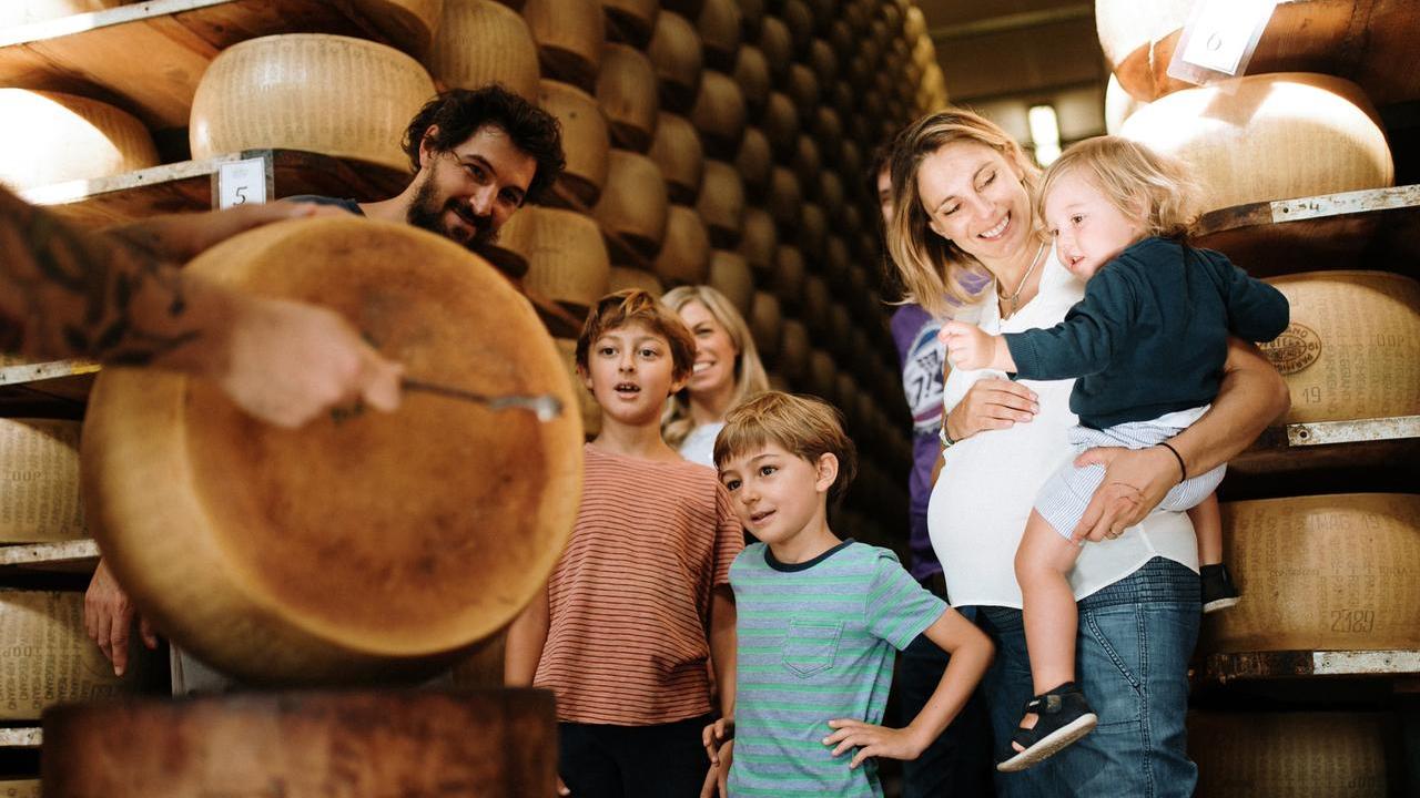 Il Parmigiano Reggiano diventa una destinazione turistica: obiettivo 300mila visitatori nei caseifici