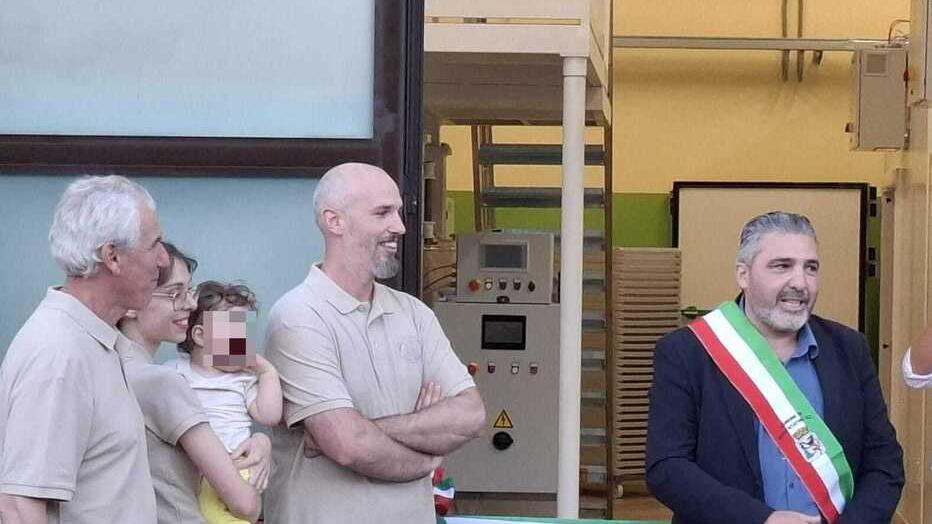 Un momento del taglio del nastro al pastificio Zagaglia di Ponteginori nel comune di Montecatini Valdicecina
