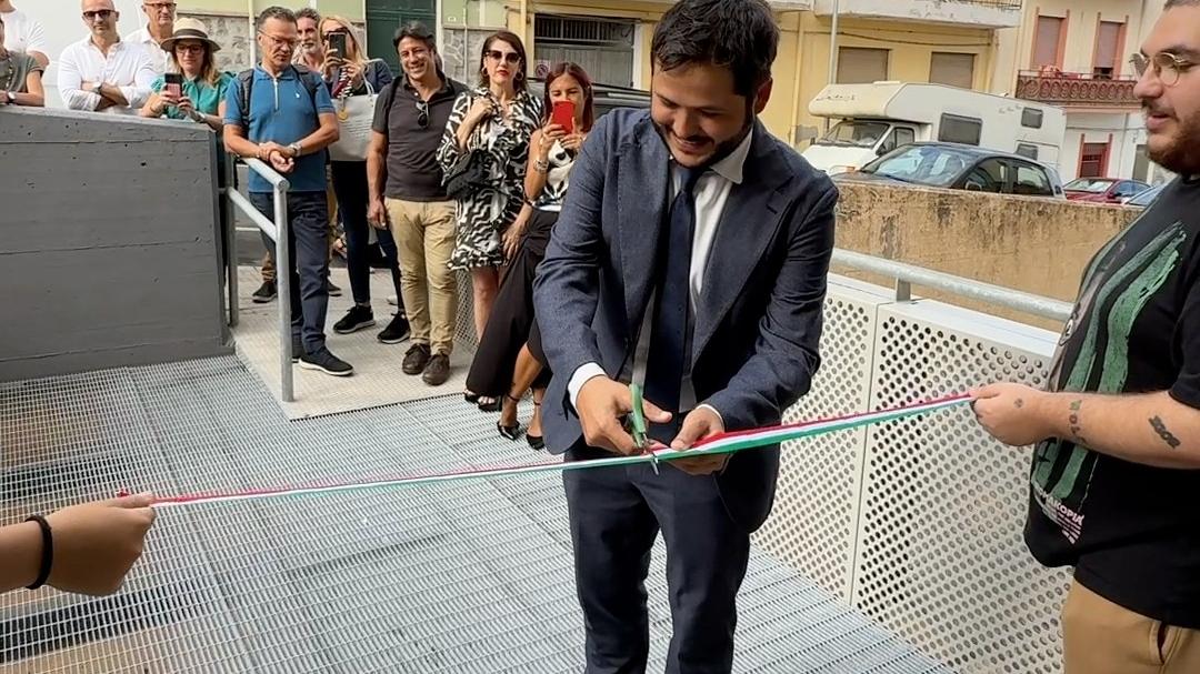 Il taglio del nastro alla Casa dello studente