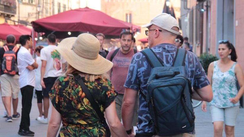 Turisti a Pisa (foto d'archivio)