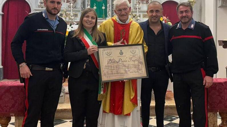 Il riconoscimento a don Paolo Fratti