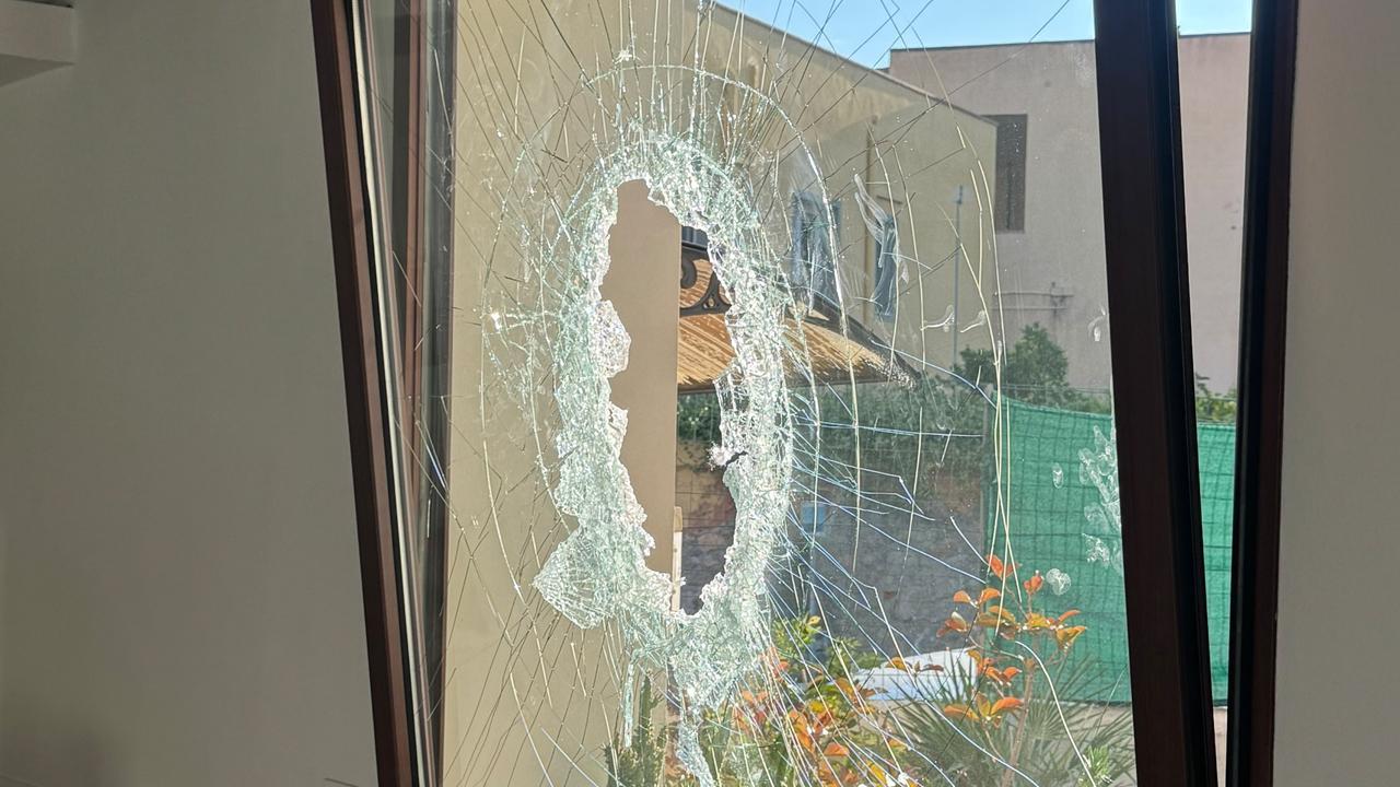 Olbia, doppio raid nella notte: derubati e danneggiati un salone da parrucchiere e una pizzeria
