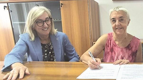 La dottoressa Lucia Monari firma il contratto, accanto a lei la direttrice Asl 5 Grazia Cattina