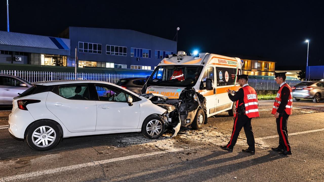 Santa Maria Maddalena, frontale tra un’auto e un’ambulanza: tre persone soccorse