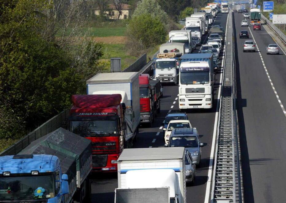 
	Camion e auto in coda lungo la FiPiLi (foto di archivio)

