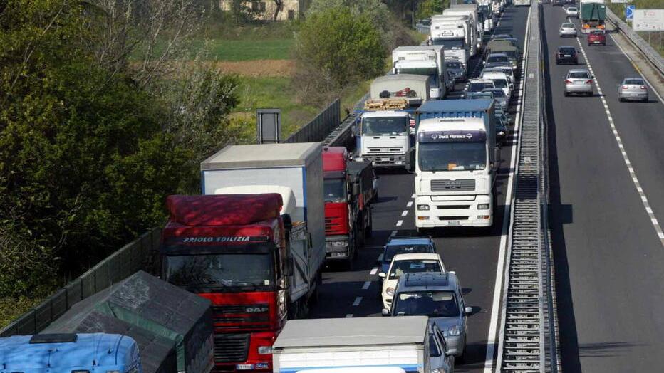 Camion e auto in coda lungo la FiPiLi (foto di archivio)