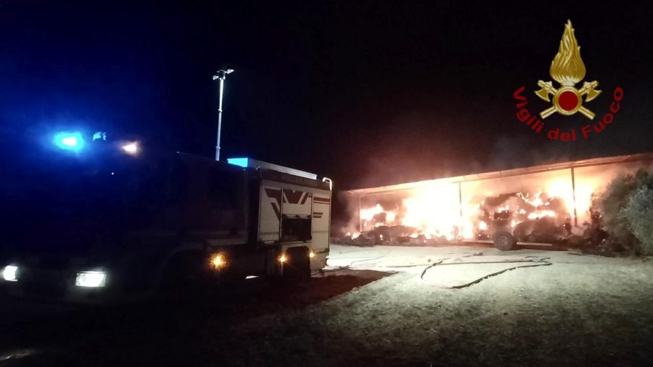 Fiamme in un’azienda agricola: bruciati capannoni, attrezzature e mezzi da lavoro