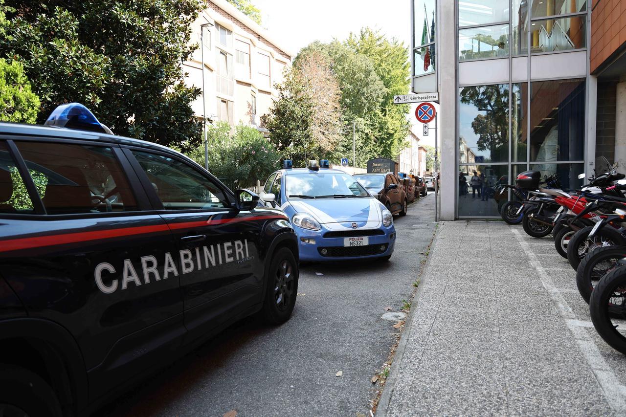 Ferrara, coltellata al liceo: l’aggressore voleva colpire a caso e poi togliersi la vita