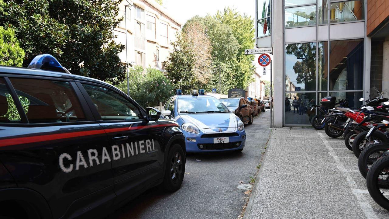Ferrara, coltellata al liceo: l’aggressore voleva colpire a caso e poi togliersi la vita