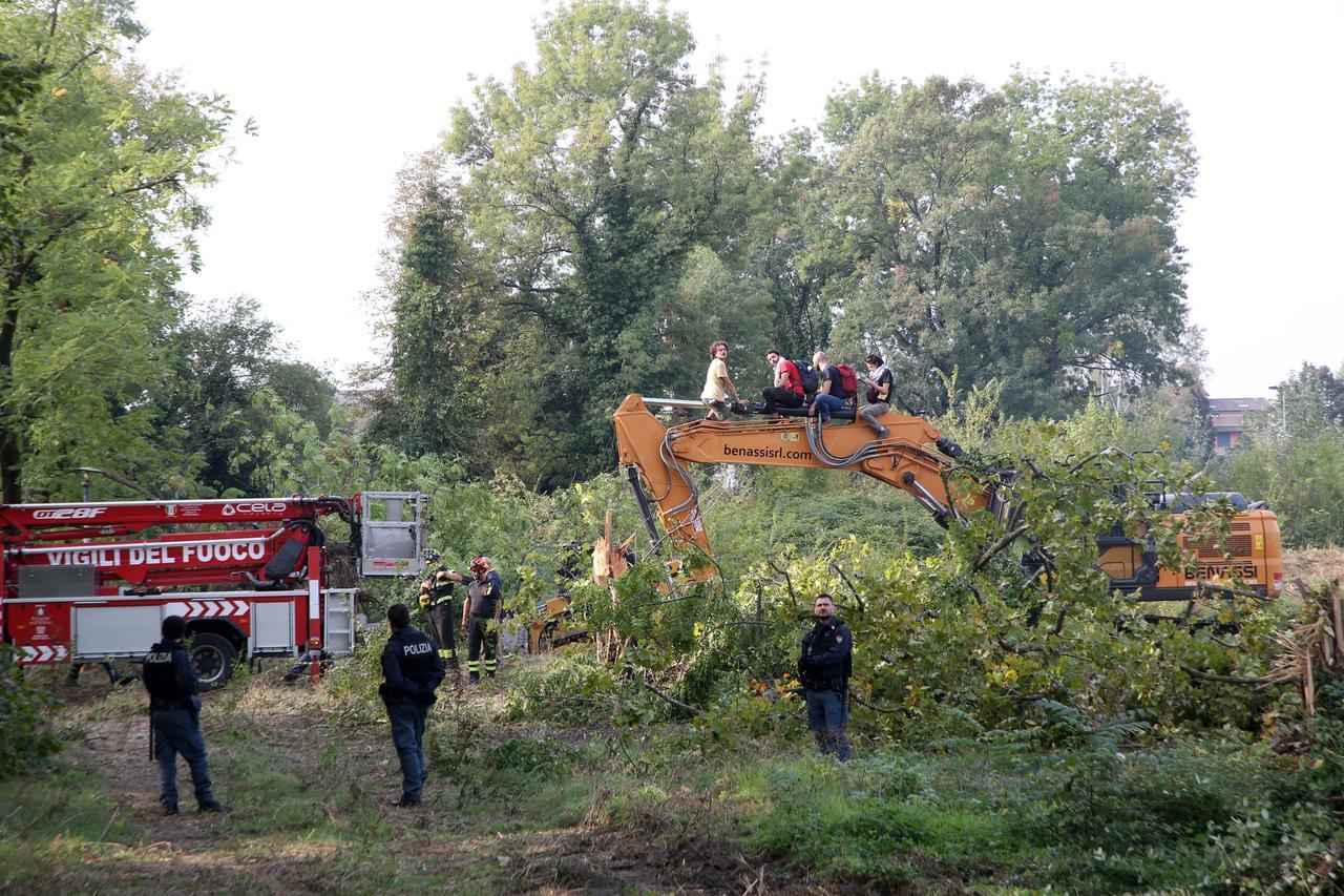 Bosco Ospizio, 13 attivisti denunciati e quattro fogli di via dopo l’invasione