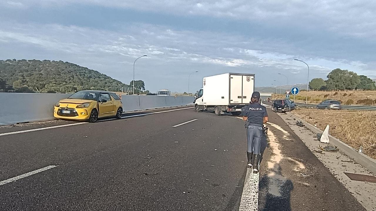 Furgone travolge due auto sulla Sassari-Olbia, una viene trascinata per cento metri