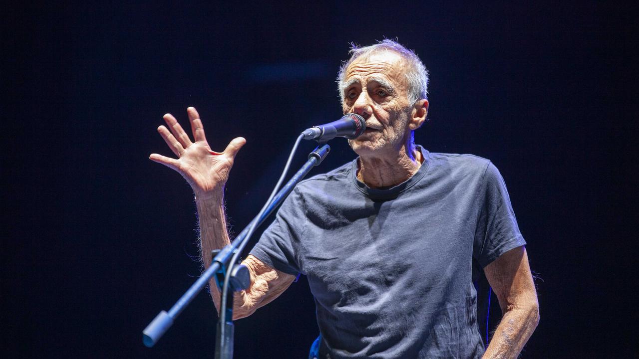 Vecchioni torna sul palco dopo i problemi di salute: «Forse sarà l’ultima volta per molti mesi»