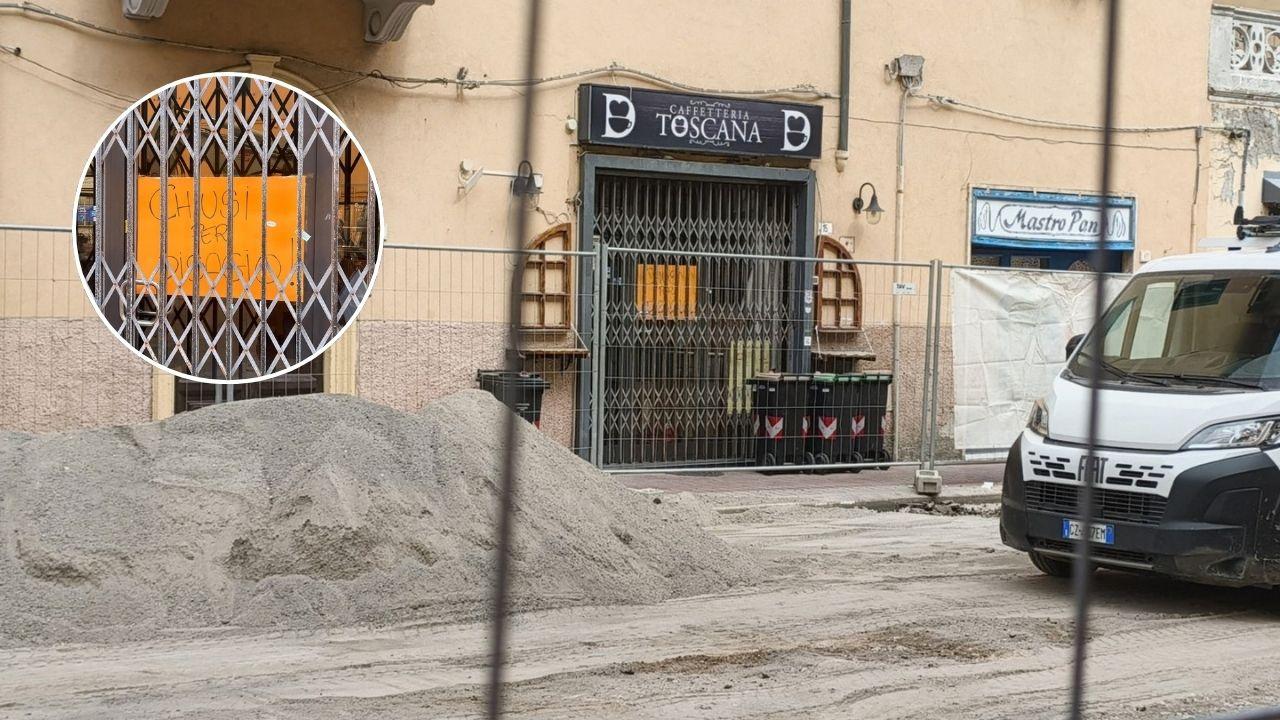 
	Il bar Mir&ograve; nella &ldquo;gabbia&rdquo; del cantiere&nbsp;in via Ferrer: in alto il cartello che informa i clienti

