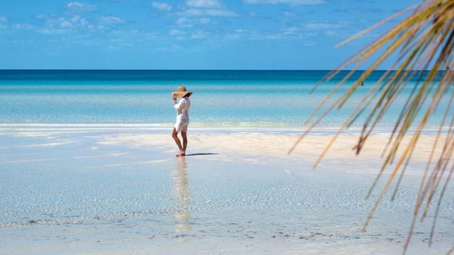 Parte per le Bahamas e lascia i quattro figli a casa: tra loro anche un neonato di due mesi