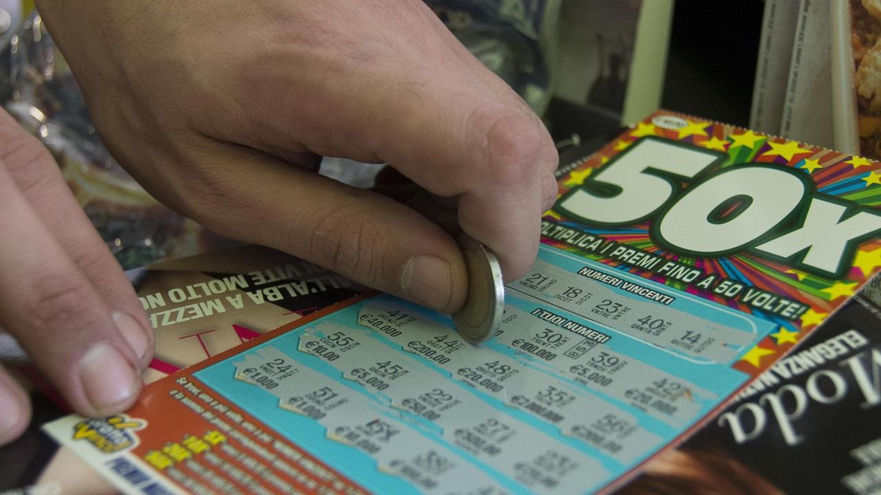 Ruba 3mila euro di gratta e vinci e poi va a riscuoterli in un’altra tabaccheria: scoperta