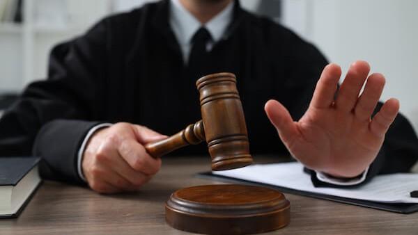 Va a giocare a calcetto mentre è in malattia, viene licenziato, ma la giudice gli dà ragione: ecco perché