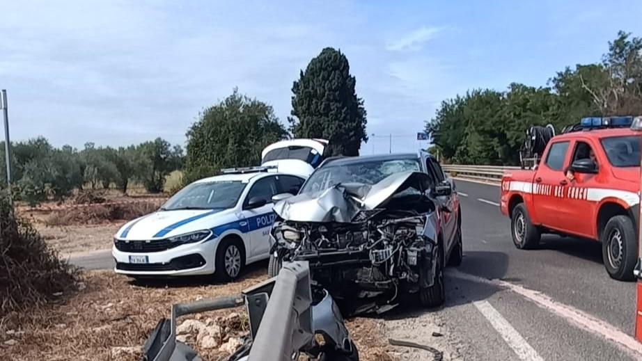 Grave incidente a Sassari, auto centra in pieno il guard rail: un ferito