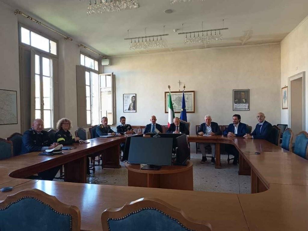 Reggio Emilia, controlli mirati nelle scuole e alle fermate del bus anche con metal detector e cani antidroga