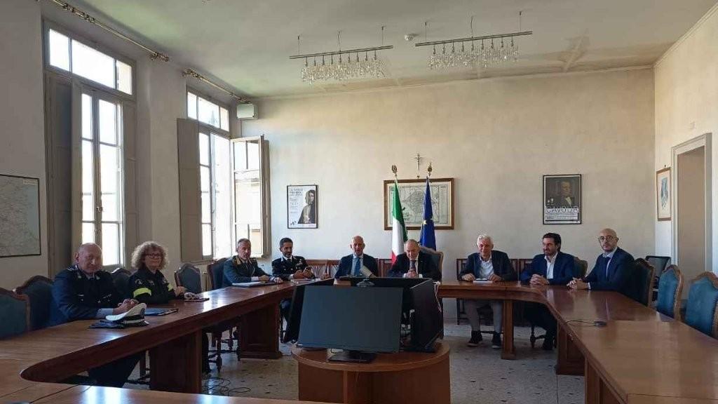 Reggio Emilia, controlli mirati nelle scuole e alle fermate del bus anche con metal detector e cani antidroga