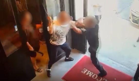 
	L'aggressione all'ingresso del ristorante

