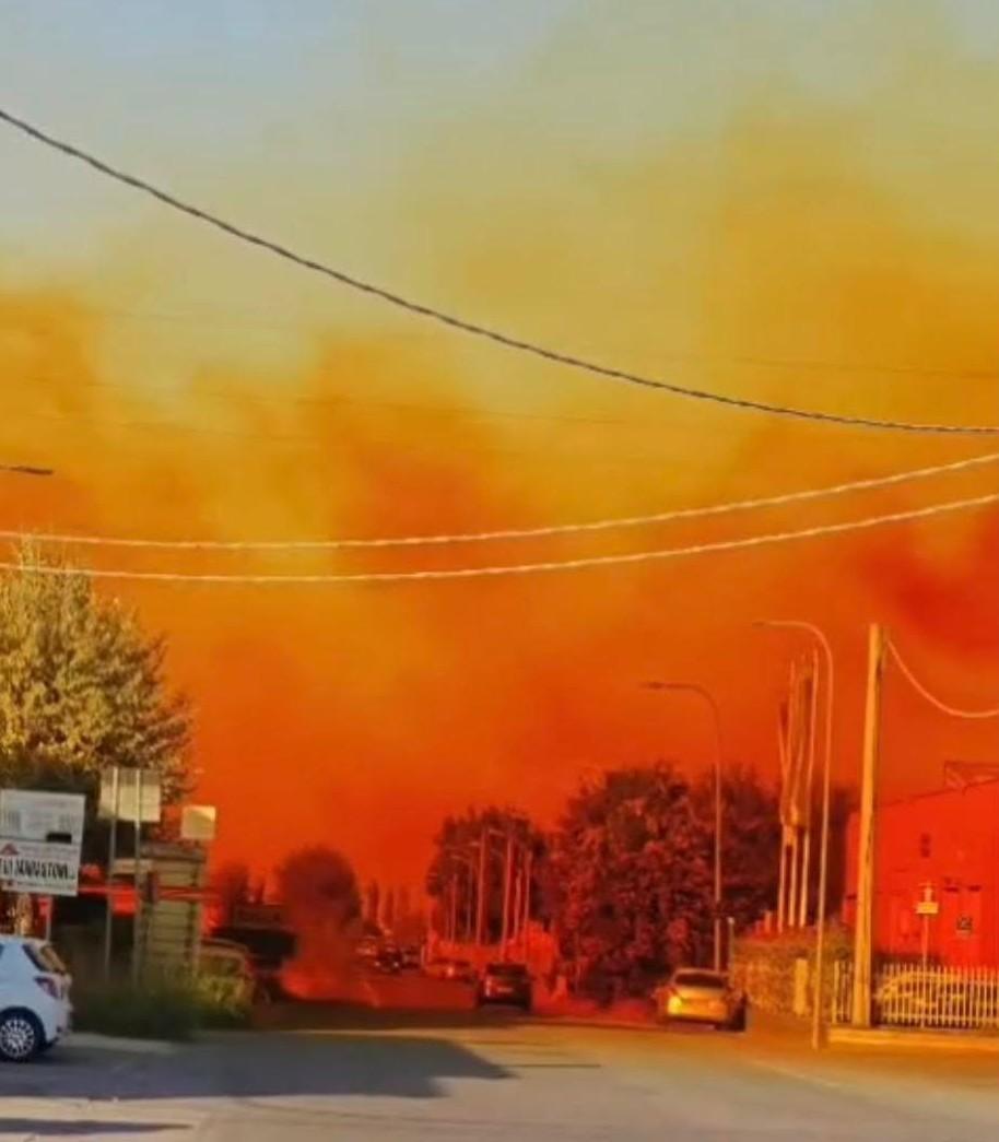 Corte Tegge, nube rossastra nella zona industriale: ecco cosa l’ha provocata