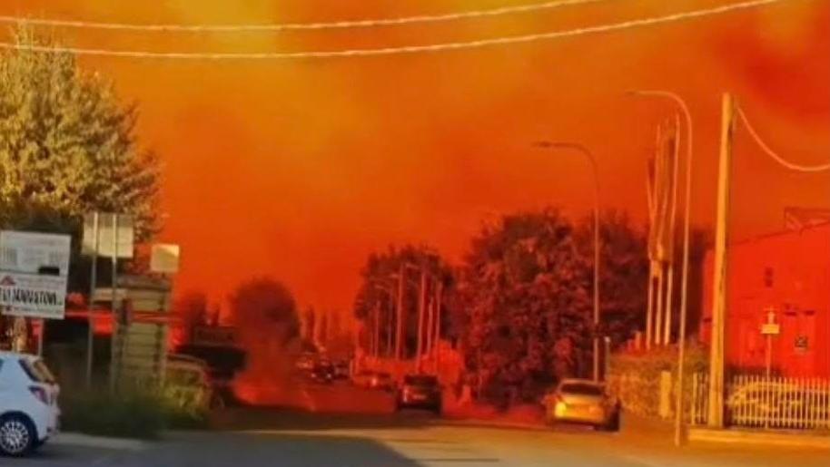 Corte Tegge, nube rossastra nella zona industriale: ecco cosa l’ha provocata