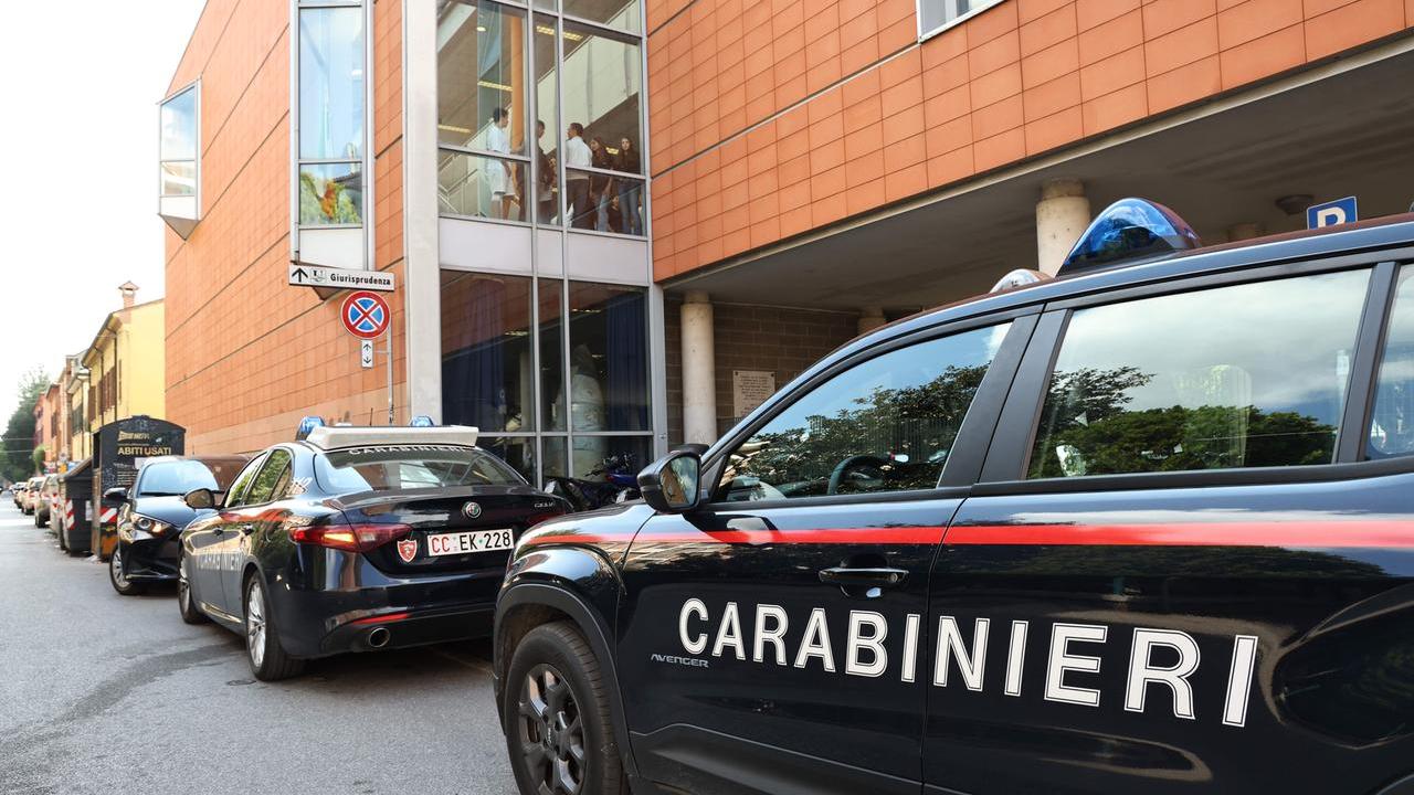 Accoltellamento all’Ariosto di Ferrara, convalidato l’arresto del 22enne: potrebbe rifarlo