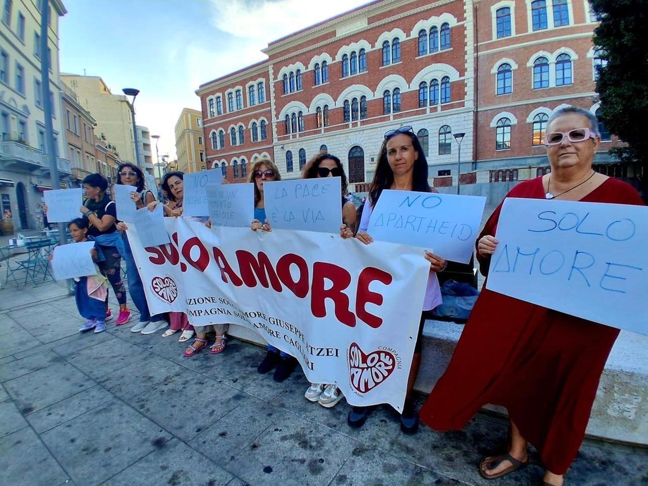 Donne in marcia, nel silenzio, per chiedere la pace – Il corteo