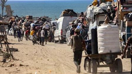 Civili in fuga per i bombardamenti: la studentessa ha raccontato in vari articoli la situazione a Gaza