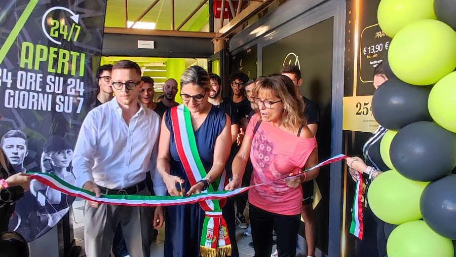 Casalgrande, la palestra FitUp prima inaugura e poi il Comune la chiude: abbonati allarmati. Cosa sta succedendo