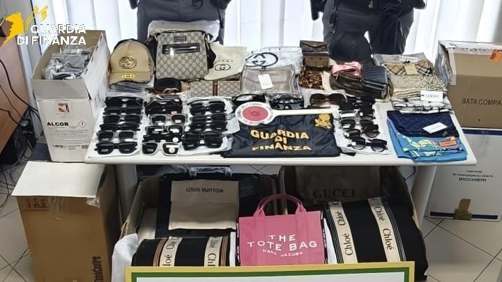 Gucci, Dior e Louis Vuitton falsi a migliaia: scoperto il deposito nel cuore di Sassari