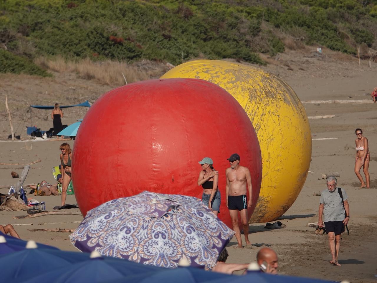 Una maxi-palla invade Orbetello: il nuovo reality di Prime Video sbarca in laguna (con imprevisto)