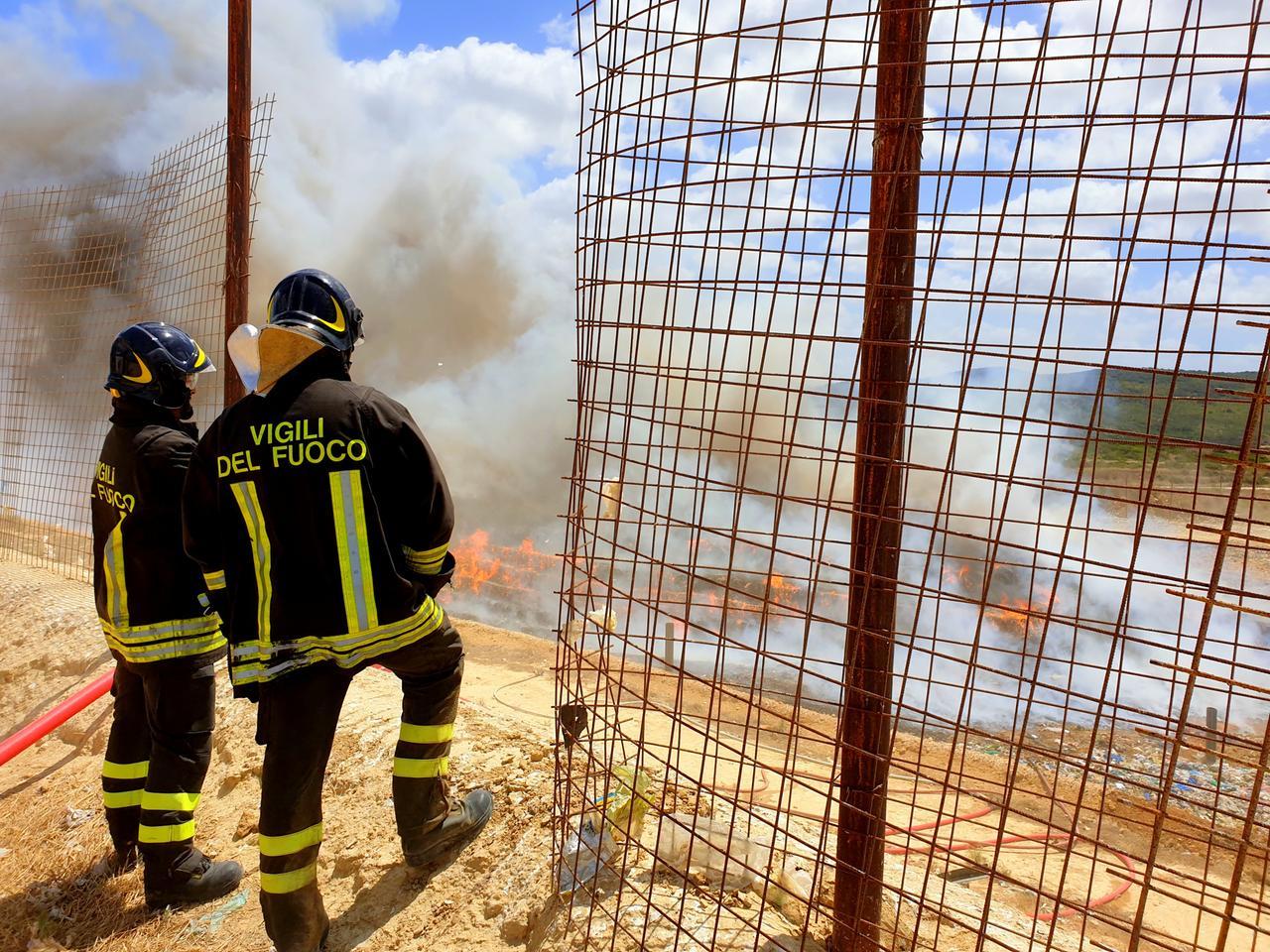 Sassari, incendio a Scala Erre: stop alla raccolta degli ingombranti