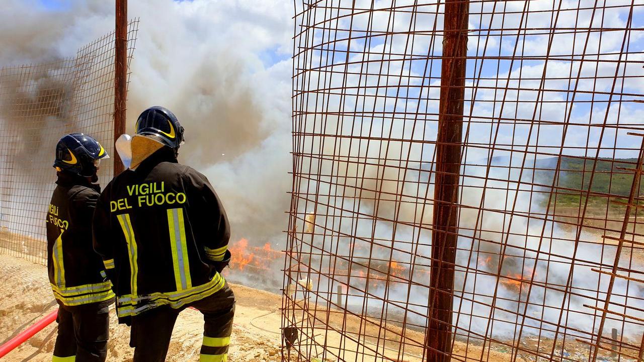 Sassari, incendio a Scala Erre: stop alla raccolta degli ingombranti